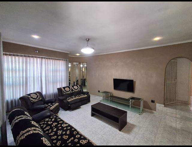 5 BEDROOM FREESTANDING FOR SALE IN MANZIL PARK